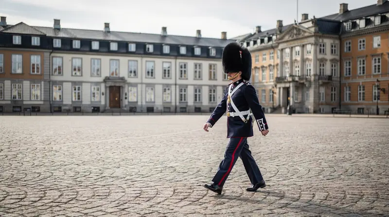 O Palácio de Amalienborg e a Troca da Guarda em Copenhaga — A troca da guarda em Amalienborg acontece todos os dias ao meio-dia. Horários, r